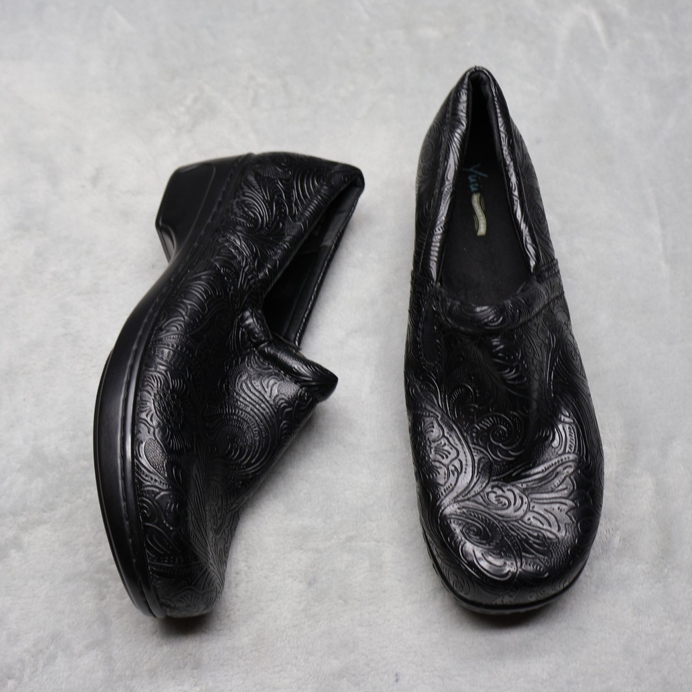 Yuu Womens 11 Clogs Black Bethanee Embossed Paisley Floral Slip On Comfort Shoes